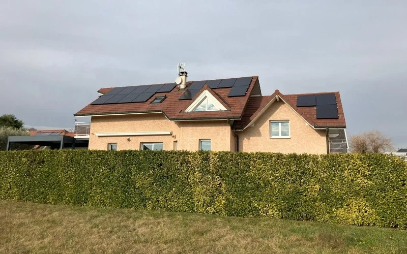 Maison équipée de panneaux, référence officielle ATMOCE à Marches en Savoie.