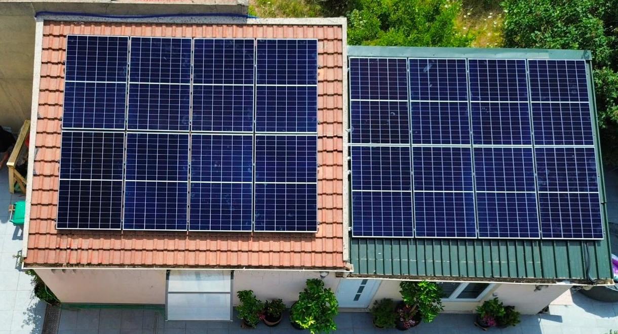Installation à Cachan : panneaux sur une toiture en tuiles et un pan métallique adjacent