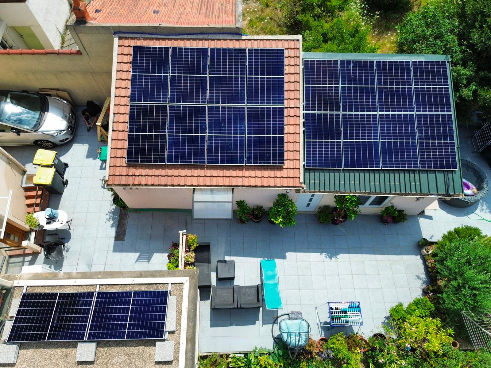 Installation solaire multi-pan de toit &agrave; Cachan avec panneaux LONGi Explorer X10