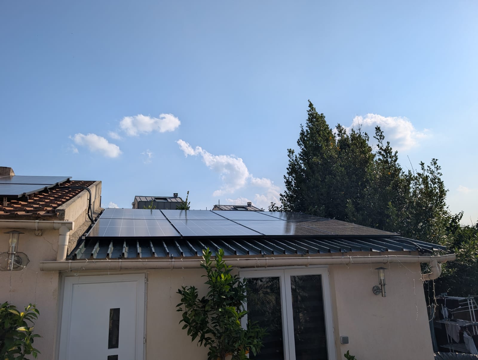 Vue lat&eacute;rale des panneaux solaires LONGi Explorer X10 &agrave; Cachan