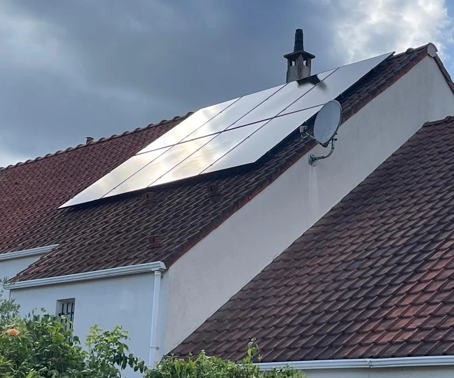 Photo réelle à Lagny-sur-Marne : panneaux sur le pan en tuiles, vus de côté