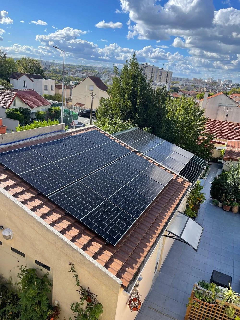 Photographie de la toiture de Cachan avec panneaux LONGi Explorer X10 et architecture ATMOCE, différents pans visibles.