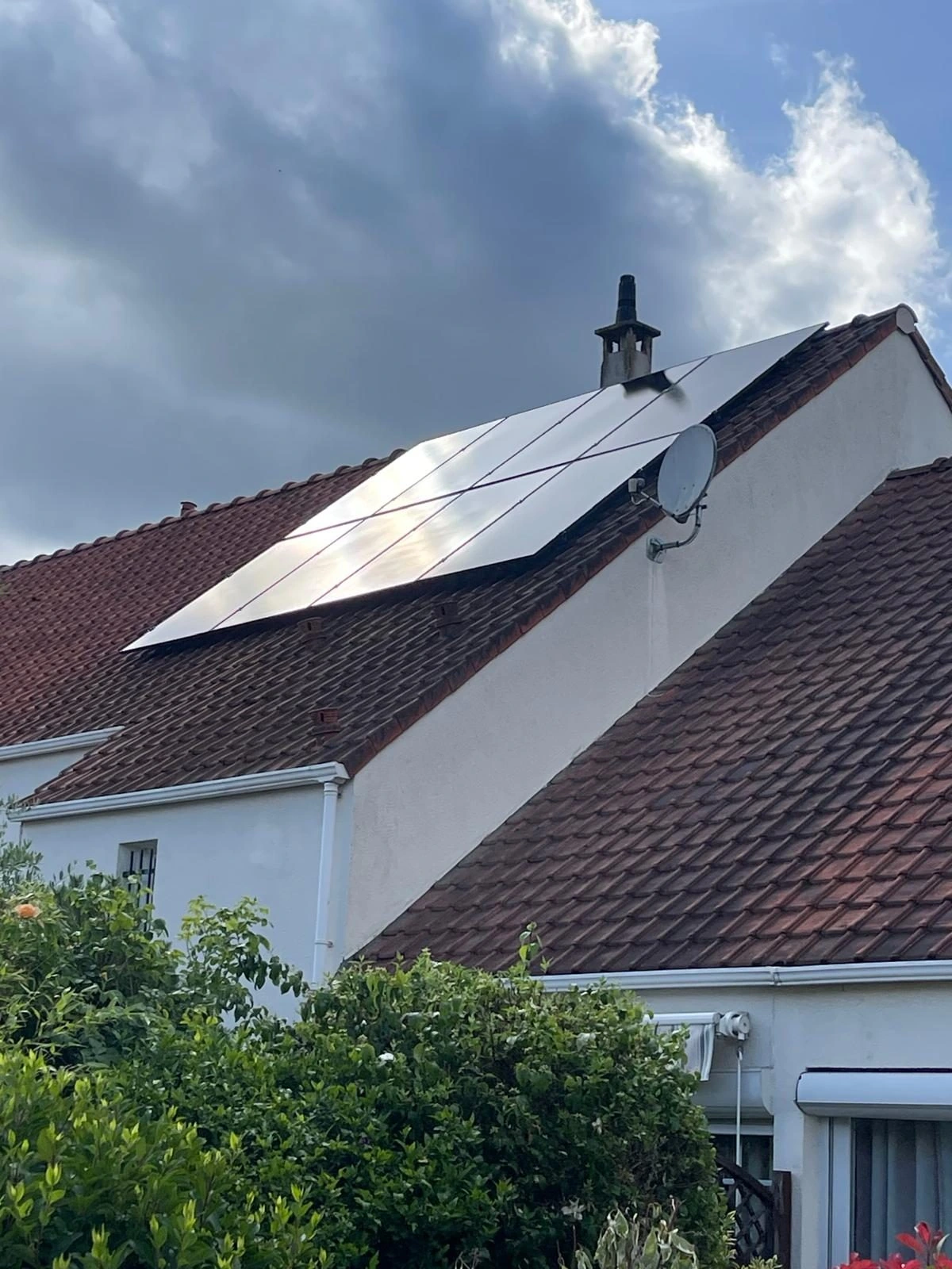 Installation SolarGlobe à Lagny avec panneaux AIKO Neostar Back Contact sur une toiture en tuiles.