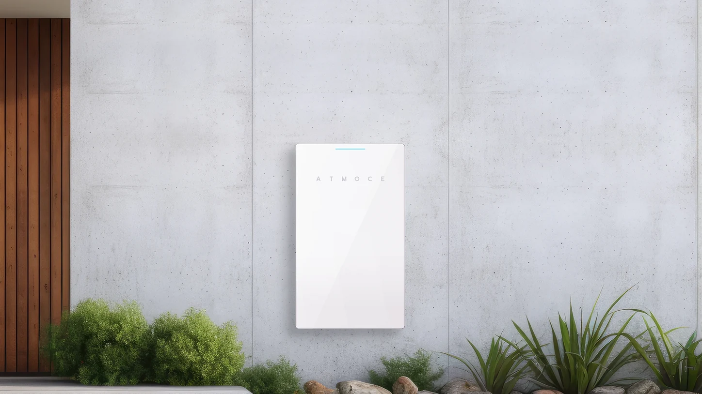 Batterie résidentielle ATMOCE M-ELV fixée au mur, visuel officiel du fabricant.