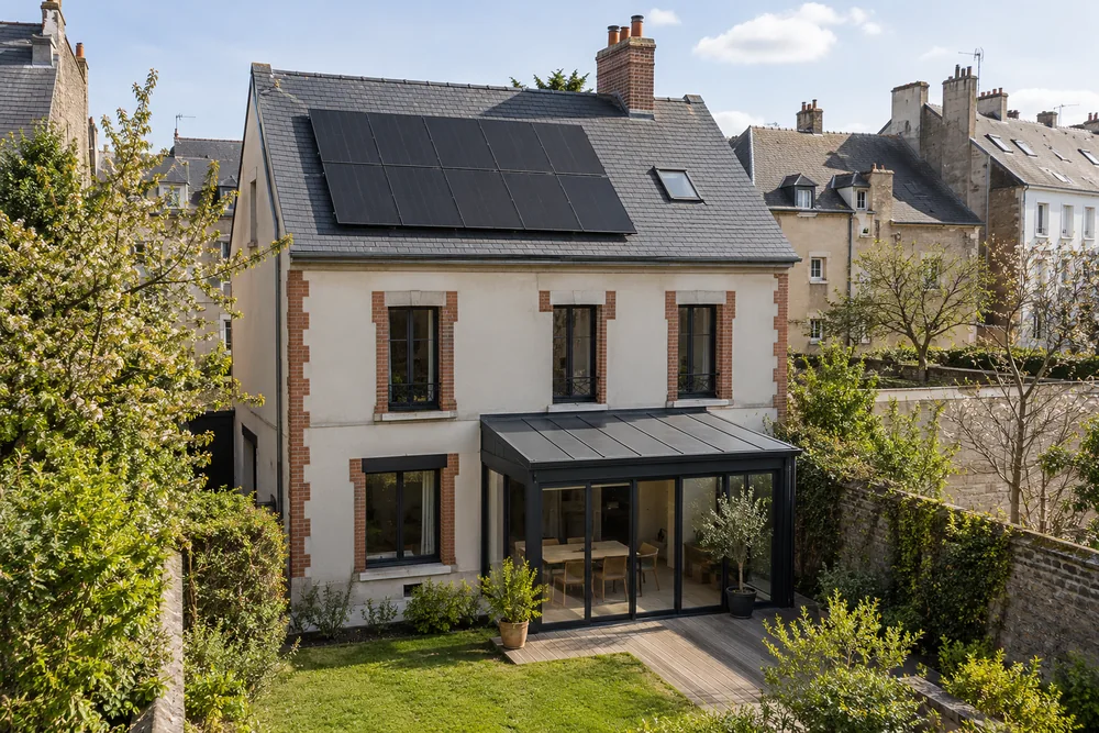 Maison fictive avec une toiture photovoltaïque, illustration éditoriale sans localisation réelle.